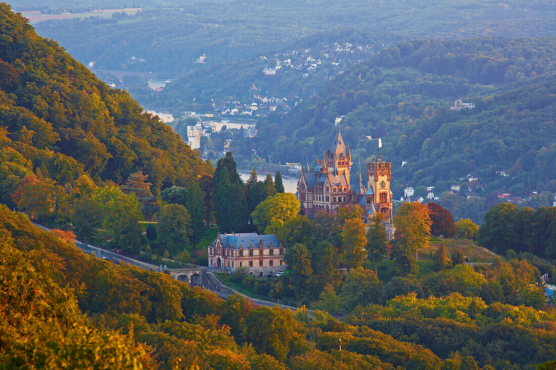 Blick vom Petersberg über Drachenburg auf das Rheintal, Siebengebirge, Nordrhein-Westfalen, Mittelrhein, Deutschland, Europa
