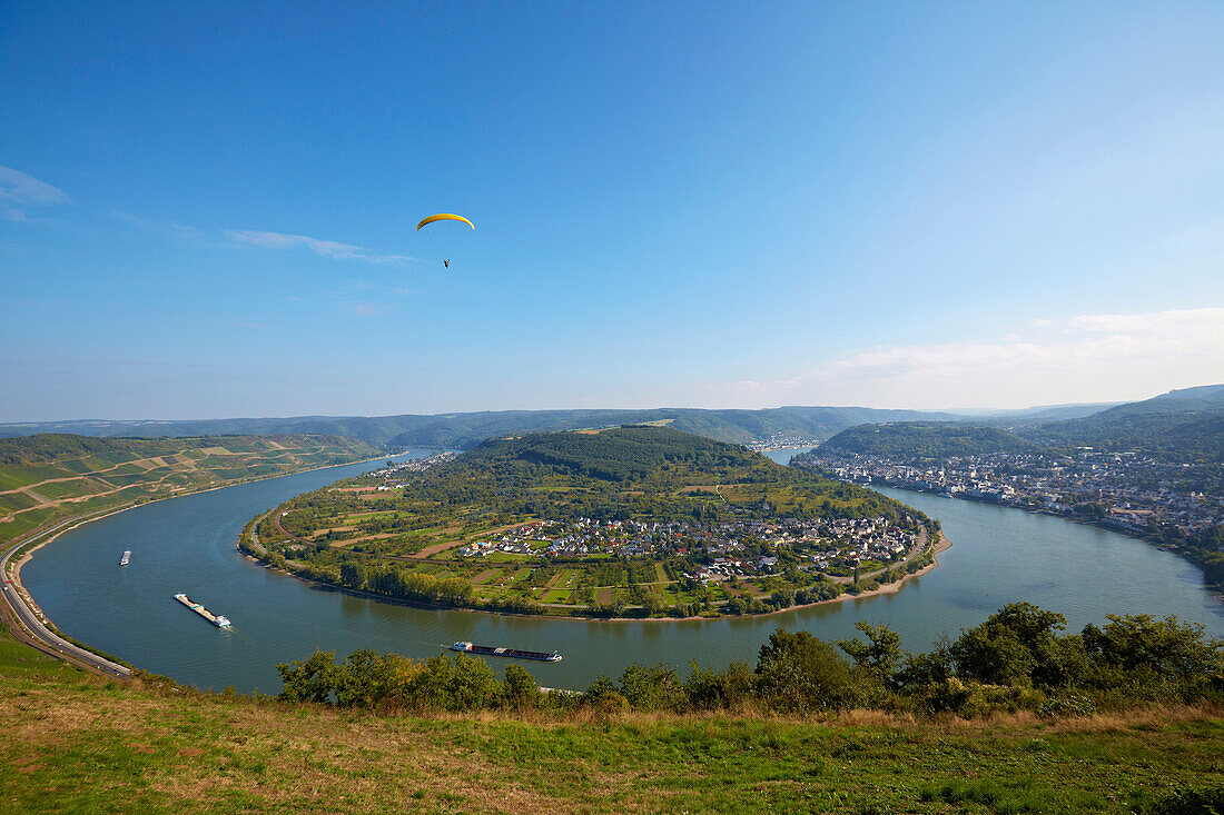 Gleitschirmflieger und Blick vom Gedeonseck auf die Rheinschleife von Boppard, Rhein, Mittelrhein, Rheinland-Pfalz, Deutschland, Europa