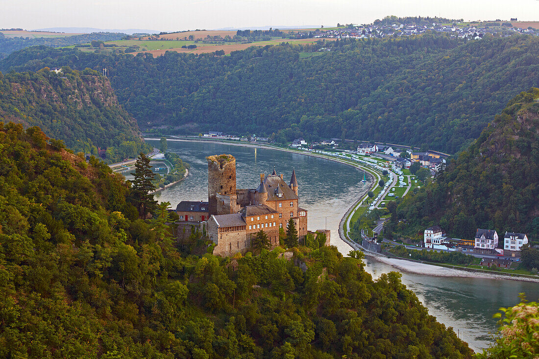 Blick auf Burg Katz und den Loreleyfelsen, Mittelrhein, Rheinland-Pfalz, Deutschland, Europa