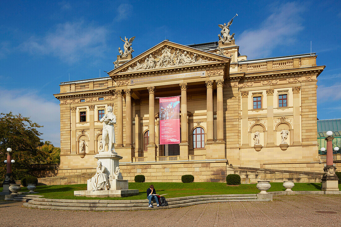 Staatstheater mit Schillerdenkmal in Wiesbaden, Mittelrhein, Hessen, Deutschland, Europa