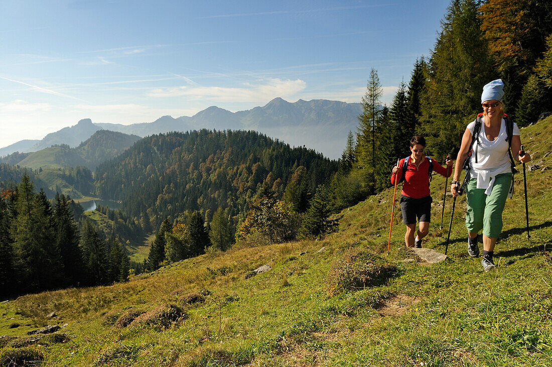 Frauen wandern zum Taubensee, Reit im Winkl, Chiemgau, Bayern, Deutschland