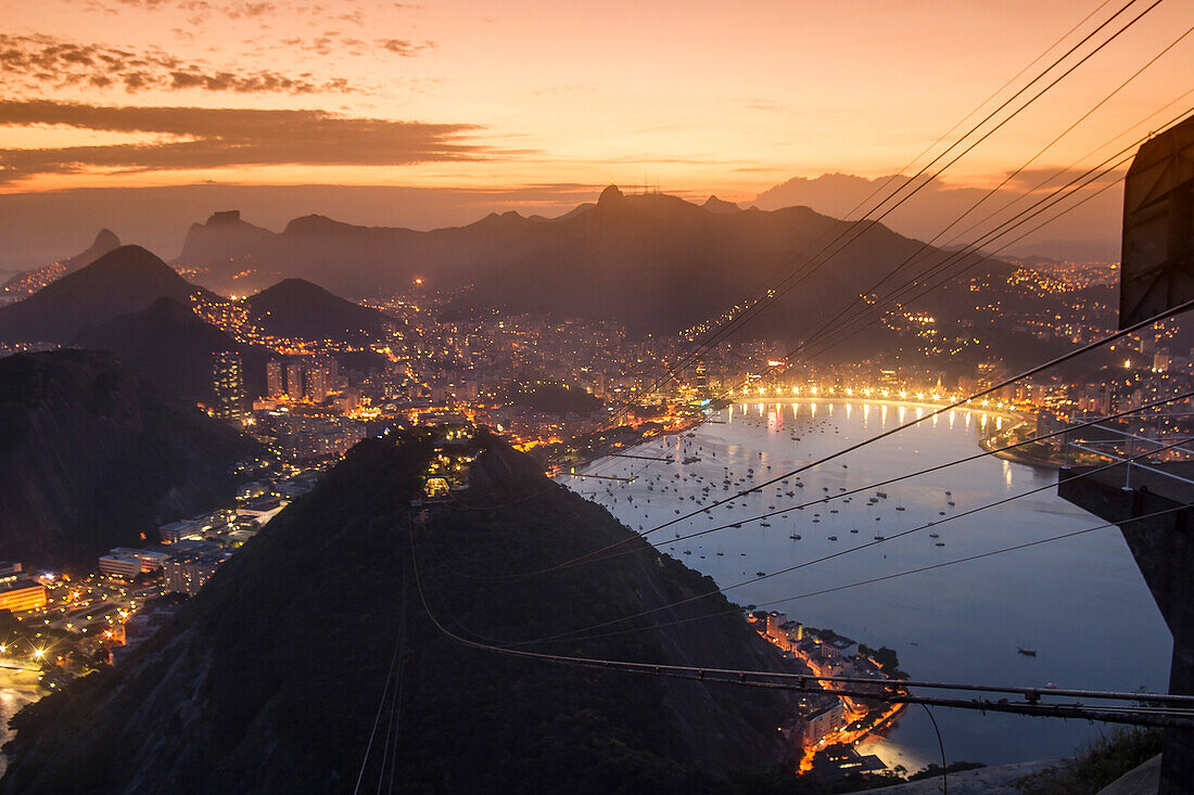 Ausblick vom Zuckerhut bei Sonnenuntergang, Rio de Janeiro, Brasilien, Südamerika
