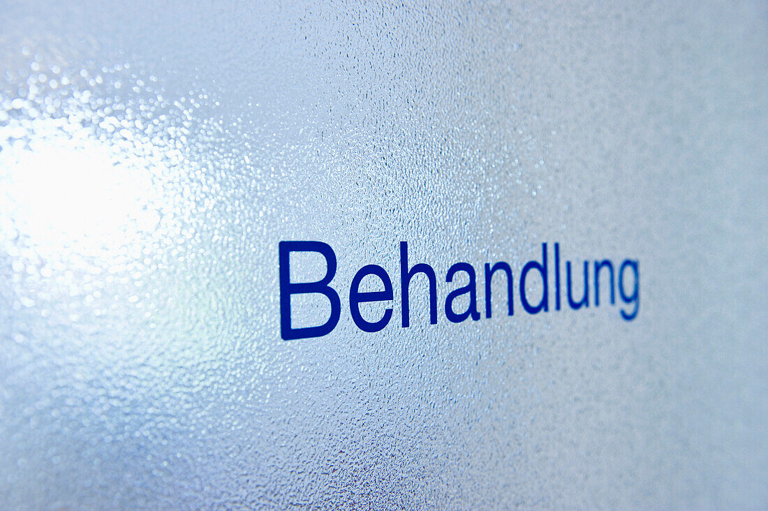 Schriftzug Behandlung auf einer Glastür in einer Zahnarztpraxis, Freiburg im Breisgau, Schwarzwald, Baden-Württemberg, Deutschland