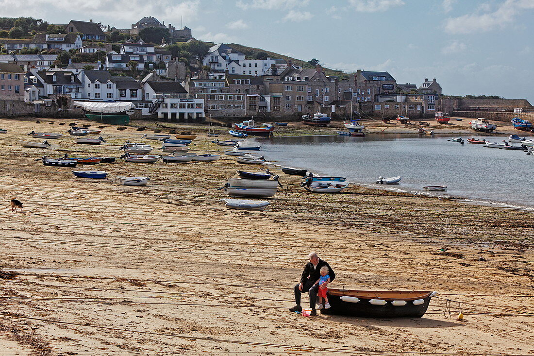 Mann und Kind am Strand, Strand in Hugh Town, St. Marys, Isles of Scilly, Cornwall, England, Grossbritannien