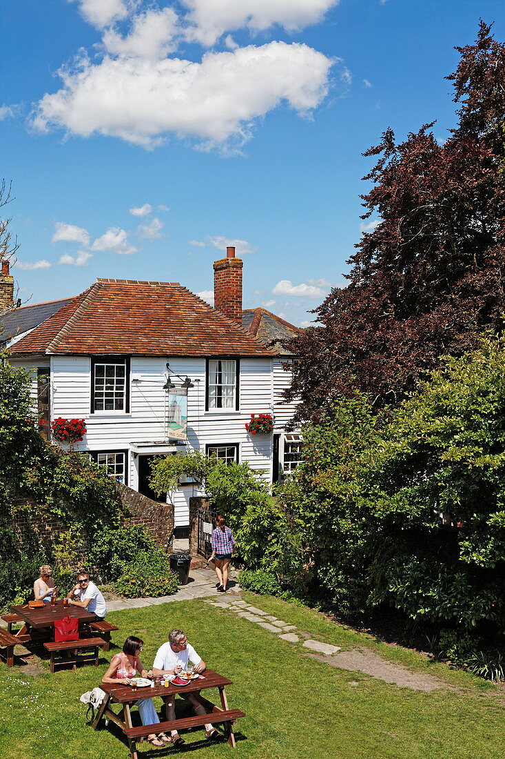 The Ypres Castle Inn Restaurant und sein Garten, Rye, East Sussex, England, Grossbritannien