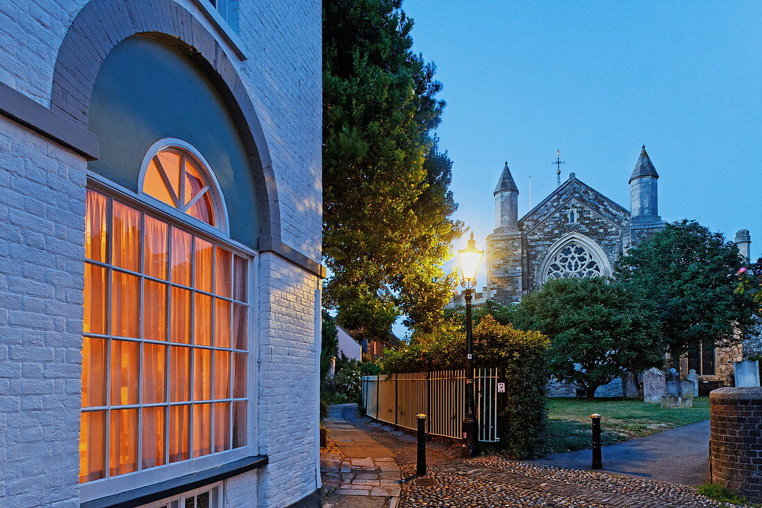 St. Marys Church im Abendlicht, Rye, East Sussex, England, Grossbritannien