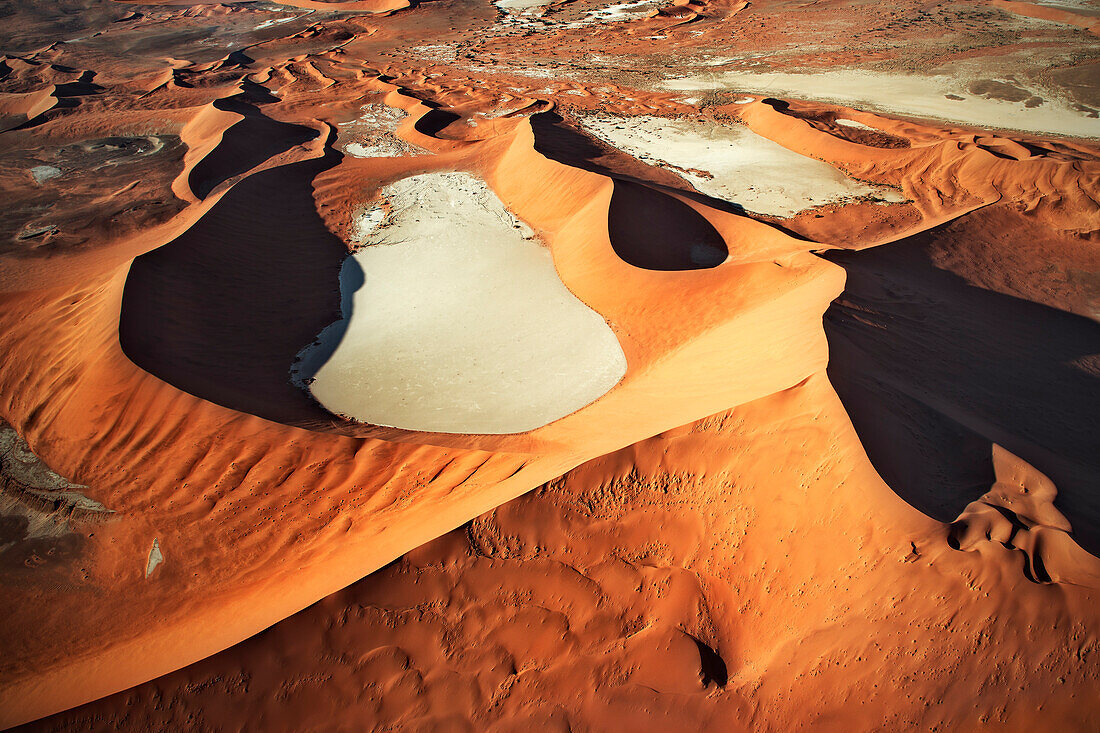 Rote Sand Dünen der Namib Wüste vom Flugzeug aus, Tonpfanne Dead Vlei, Namibia, Afrika
