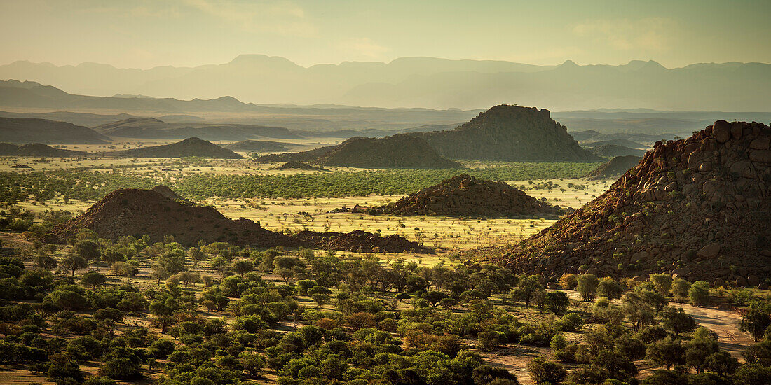 Blick in die Ferne im Damara Land, typische Landschaft, Damaraland, Namibia, Afrika