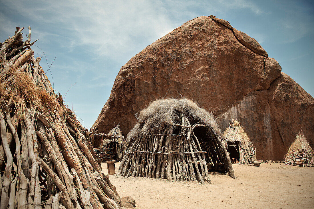 traditionelles Damara Dorf, typische Wohnhäuser, Twyfelfontein, Damara Land, Namibia, Afrika, UNESCO Weltkulturerbe