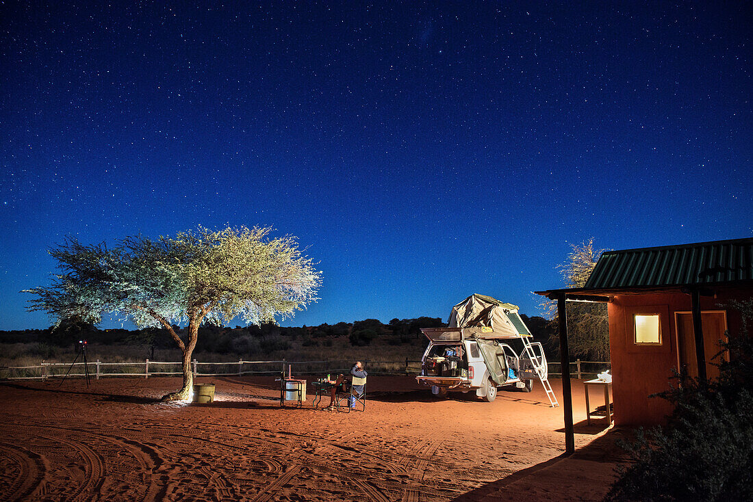 Lagerfeuer und Sternenhimmel im Wüstencamp in Kalahari Wüste, Allrad Abenteuer mit Dachzelt, Namibia, Afrika