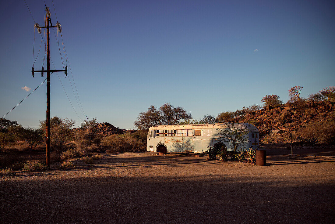 Autobus wrack und Strommast beim Köcherbaumwald, Keetmanshoop, Namibia, Afrika