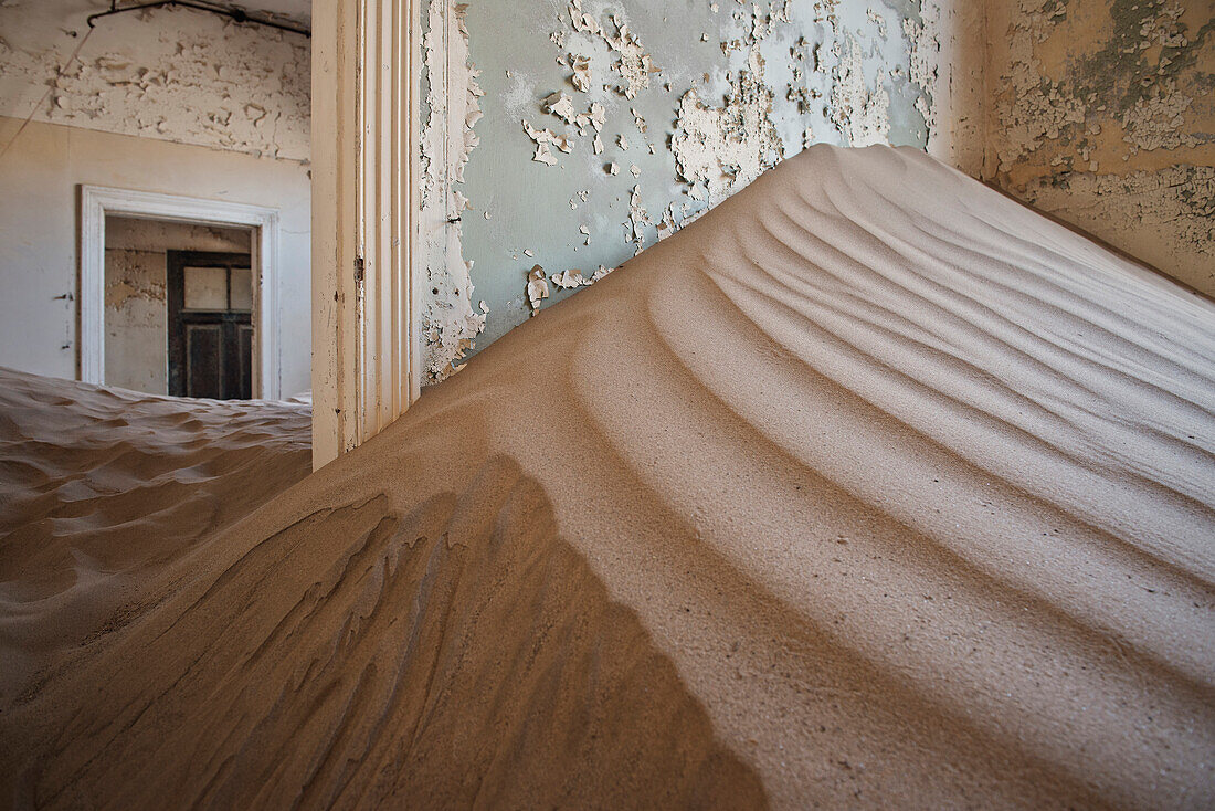 Sand Düne im Innenraum einer Wohnung, verlassene Geisterstadt im Diamanten Sperrgebiet, Kolmannskuppe bei Lüderitz, Namibia, Afrika