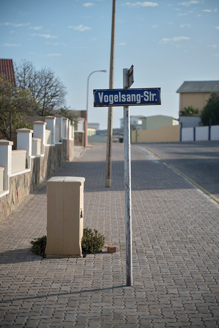Deutsches Straßenschild in Wohnsiedlung, Lüderitz, Namibia, Afrika