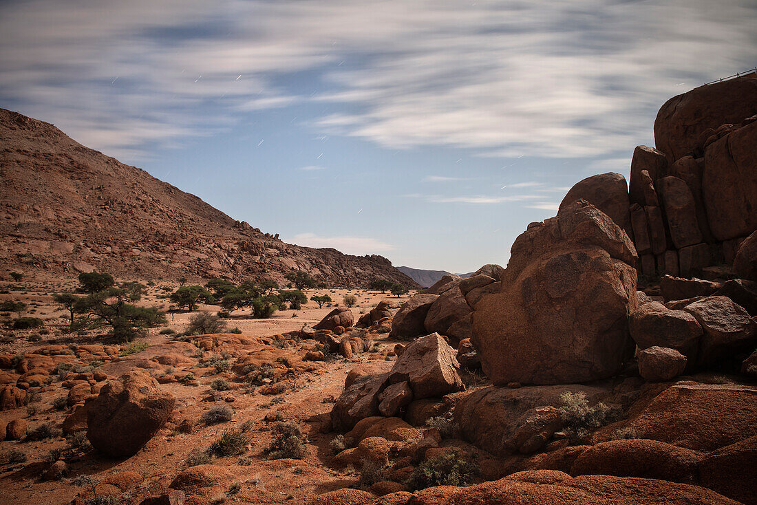 Panorama Blick während Vollmond Nacht zum Tiras Gebirge, Namib Naukluft Park, Namibia, Afrika