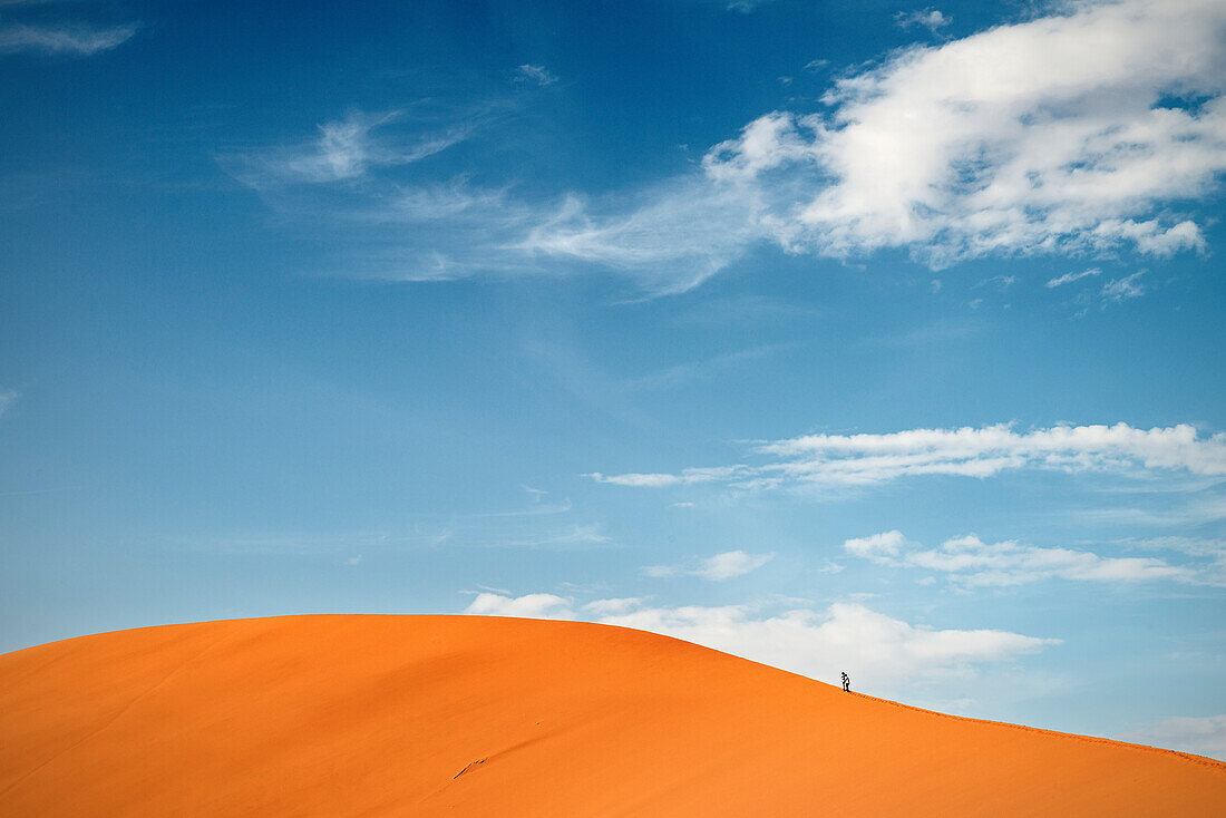 Two hikers walking along the Dune at Sossusvlei, Namib Naukluft National Park, Namibia, Namib desert, Africa