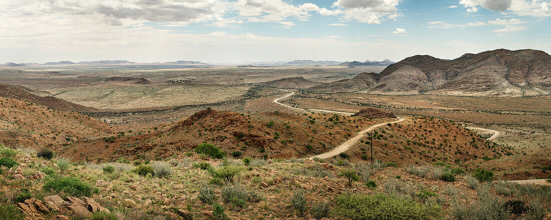 Panorama Ausblick auf das umliegende Gebirge mit grüner Vegetation, nahe Windhuk, Windhoek, Namibia, Afrika