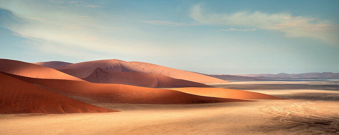 Panorama Ausblick von der Düne 45 auf die Landschaft bei Sossusvlei, Lciht und Schatten, Namib Naukluft Park, Namibia, Namib Wüste, Afrika