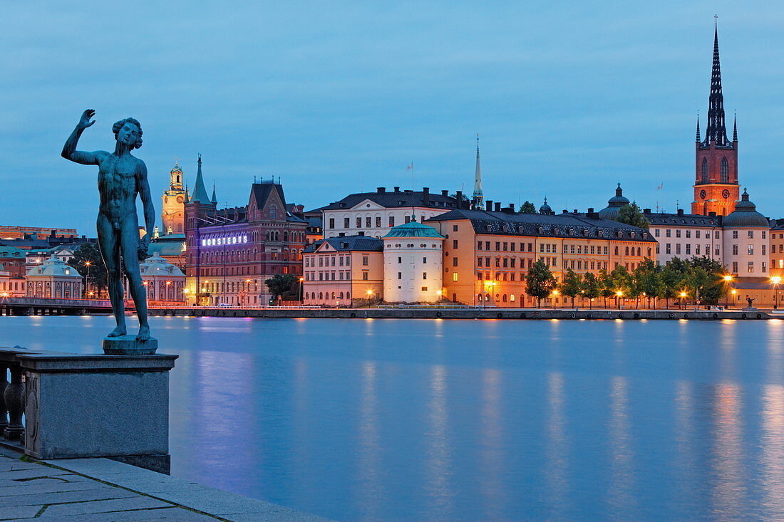 Bronze Statue Sangen im Stadthausgarten und Riddarholmen mit seinem markanten Kirchturm im Hintergrund, Stockholm, Schweden