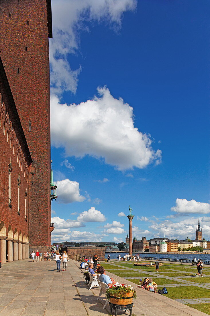 Statue von Engelbrekt Engelbrektsson im Rathausgarten, Riddarholmen mit seinem markanten Kirchturm, Stockholm, Schweden