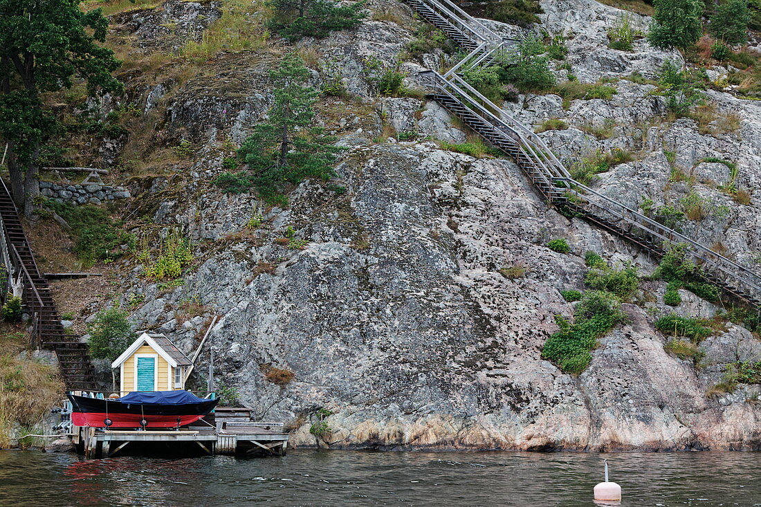 Bootshaus und Treppe zu einem Ferienhaus, Stockholm, Schweden