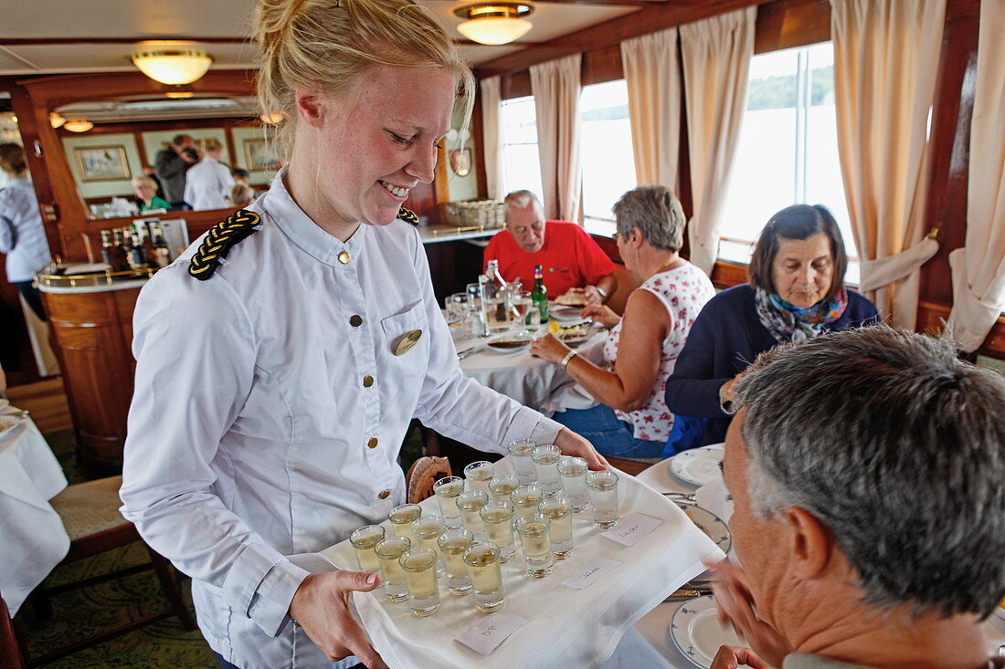 Service im Restaurant des historisches Schiff Juno auf dem Göta Kanal, Schweden