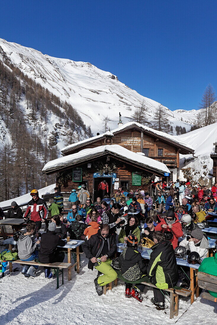 Terrasse einer Hütte bei Fleissalm, Heiligenblut, Nationalpark Hohe Tauern, Kärnten, Österreich, Europa