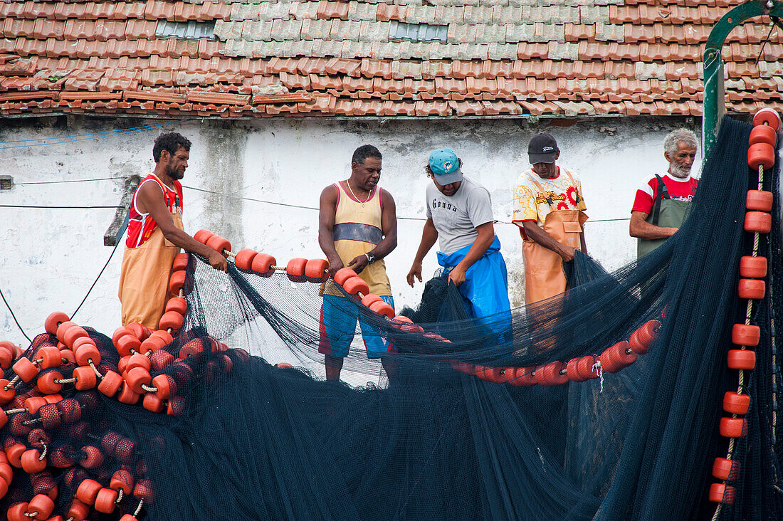 Fischer kontrollieren Netze im Hafen, Cabo Frio, Rio de Janeiro, Brasilien