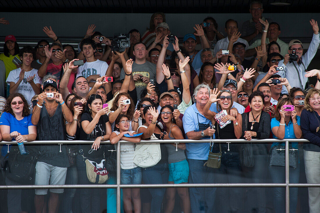 Zuschauer auf der Besuchertribüne der Miraflores-Schleusen, Panamakanal, Panama-Stadt, Panama