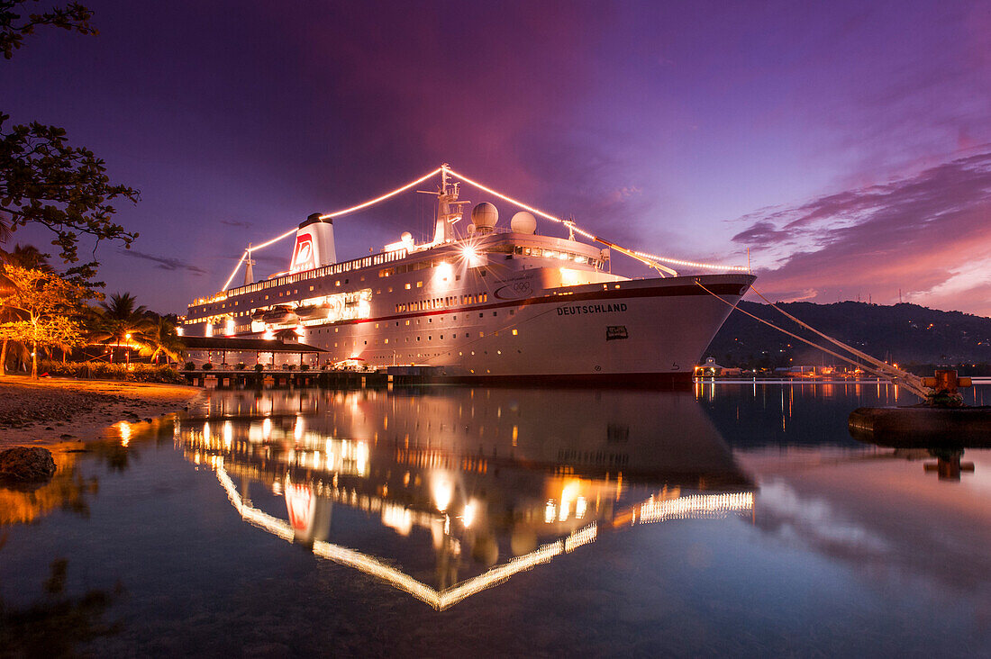 Kreuzfahrtschiff MS Deutschland im Hafen bei Sonnenuntergang, Port Antonio, Portland, Jamaika