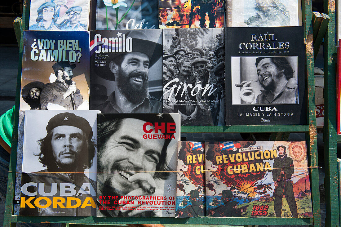 Bücher mit Che Guevara und anderen Helden der Revolution an einem Verkaufsstand, Havanna, La Habana, Kuba