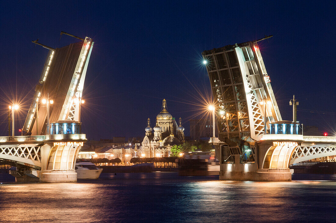 Offene Blagoweschtschenski-Brücke über die Newa während der Weißen Nächte, Sankt Petersburg, Russland