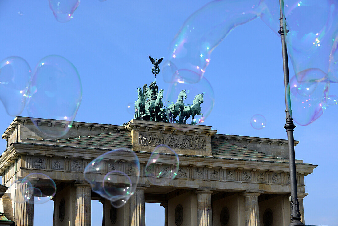 Seifenblasen am Pariser Platz mit Brandenburger Tor, Berlin, Deutschland