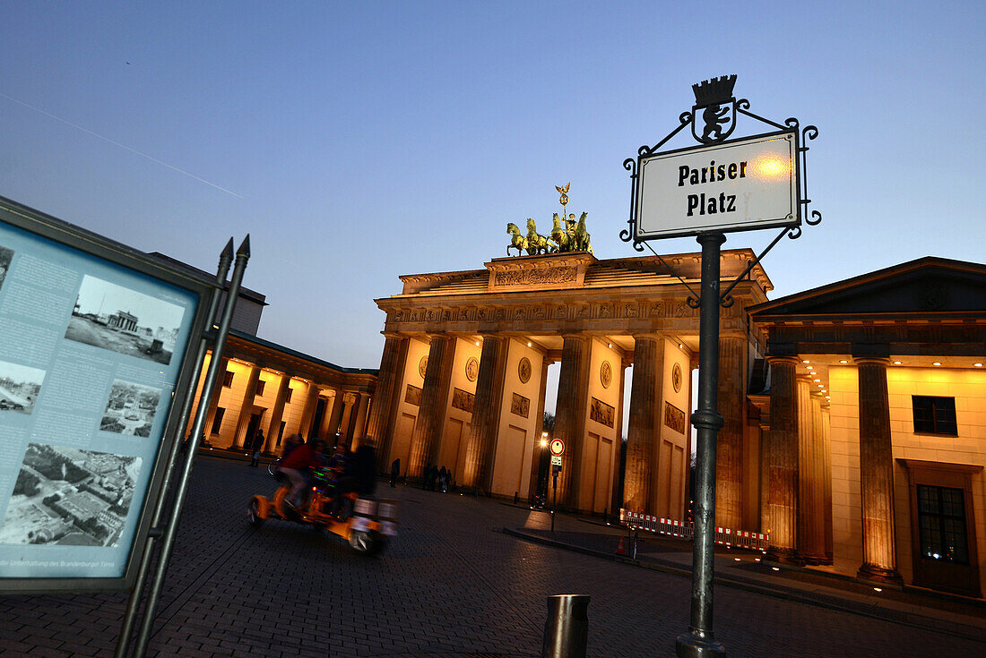 Pariser Platz mit Brandenburger Tor im Abendlicht, Berlin, Deutschland