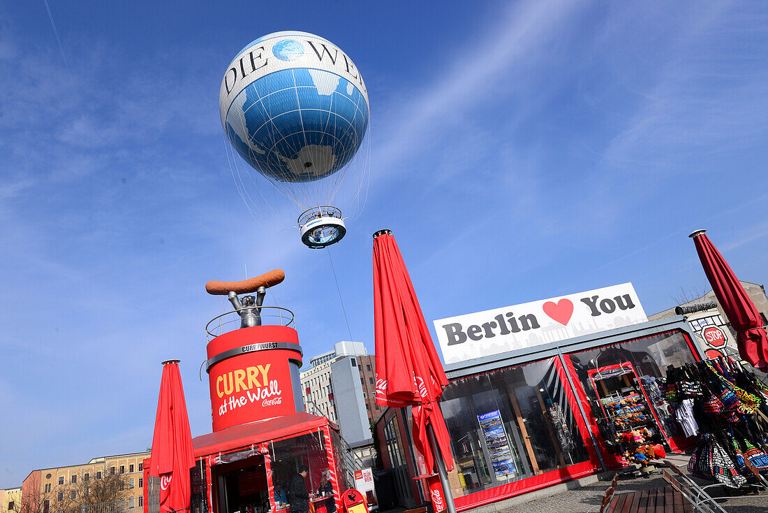 an der Mauer beim Checkpoint Charlie, Berlin, Deutschland