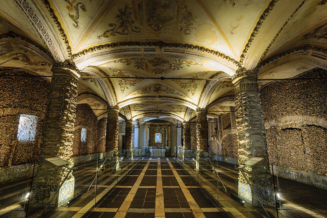 capela dos Ossos, Knochenkapelle, erbaut im sechzehnten Jahrhundert, Kloster San Francisco, gotisch-manuelinisch, XV. Jahrhundert, Evora, Alentejo, Portugal, Europa