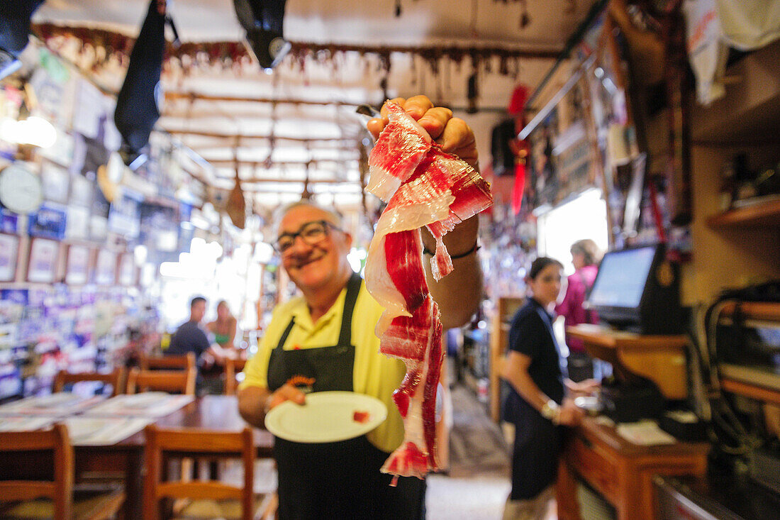 Jamon iberico beim Schneiden, Can Barahona Bodega, - Can Manolo, Ses Salines, Region Migjorn, Mallorca, Balearen, Spanien