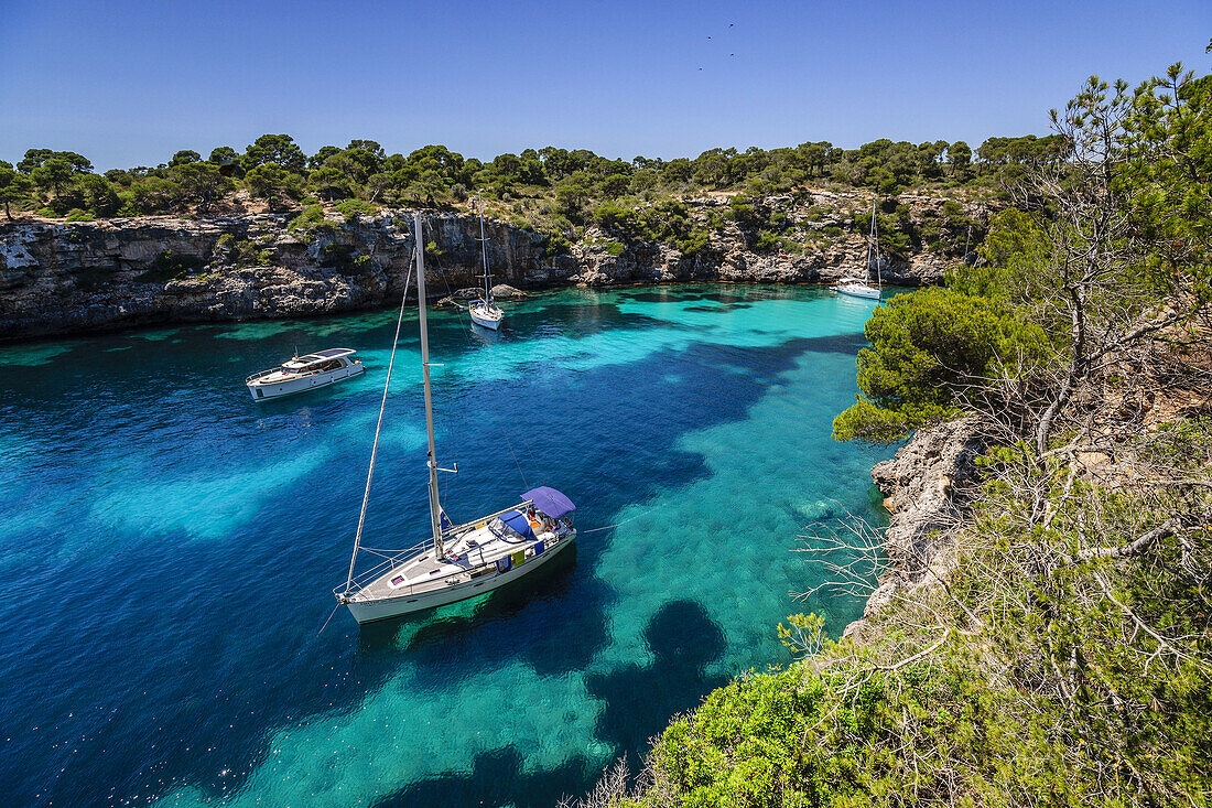 Yachten vor Anker, Cala Pi, Llucmajor, Region Migjorn. Mallorca. Balearische Inseln. Spanien