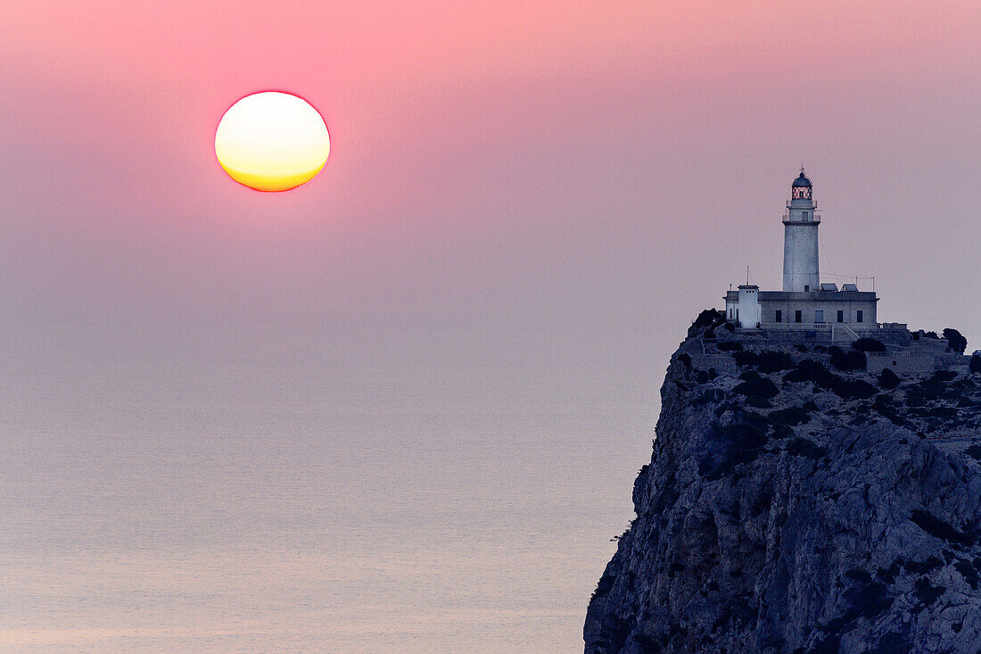 Leuchtturm von Formentor, entworfen von Emili Pou im Jahr 1927, Formentor, Pollensa, Mallorca, Balearen, Spanien, Europa