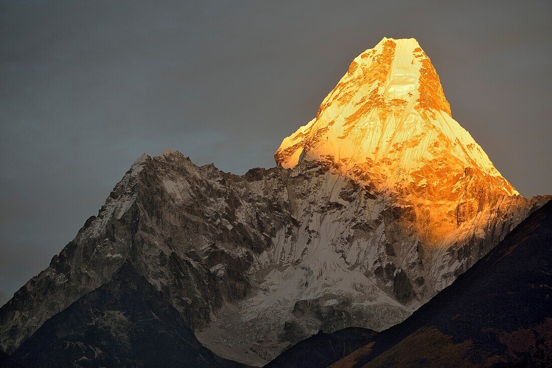 Ama Dablam peak (6856 m). Sagarmatha National Park (Nepal).