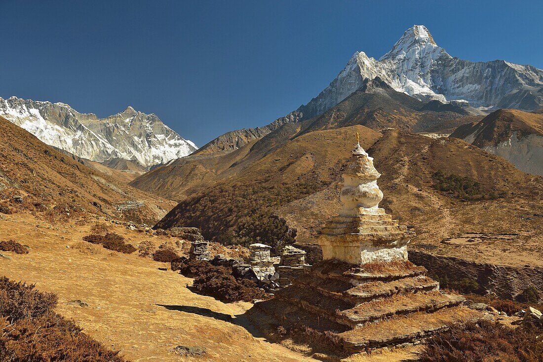 Ama Dablam peak (6856 m). Sagarmatha National Park (Nepal).