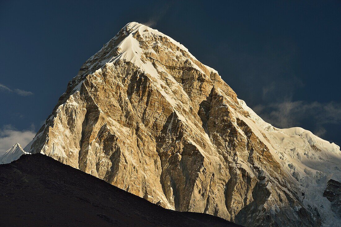 Pumo Ri (7165 m). Sagarmatha National Park (Nepal).