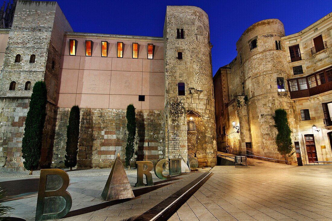 Roman wall. Plaça Nova Nova square. Palau del Bisbe Bishop Palace. Barcino statue, by Joan Brossa. Barcelona.