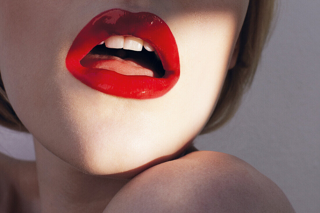 Mund einer jungen Frau mit rotem Lippenstift, Nahaufnahme