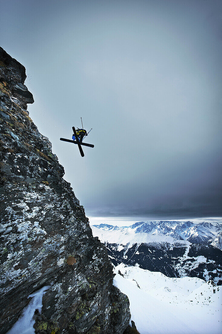 Man skiing