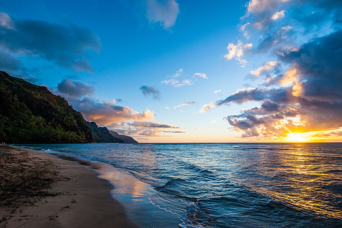 Sunset on the Napali coast, Kauai, Hawaii, United States of America, Pacific