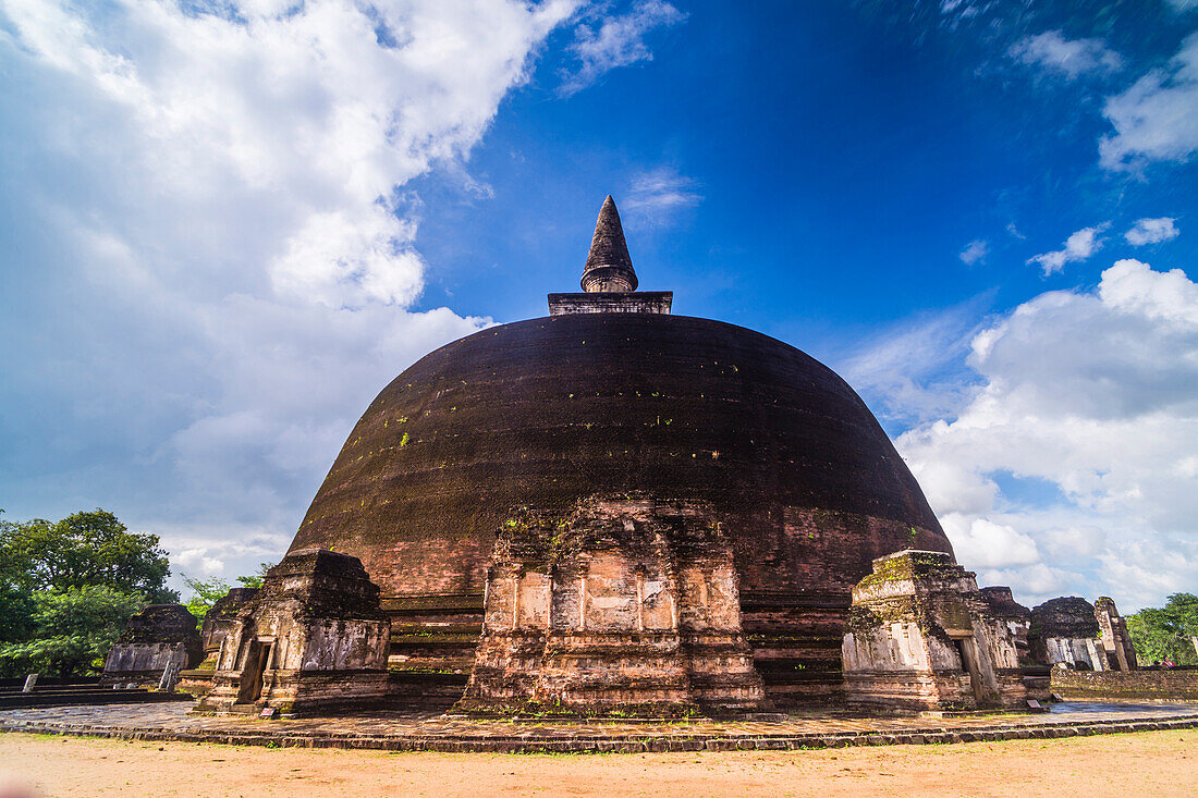 Rankot Vihara Dagoba, Polonnaruwa, UNESCO World Heritage Site, Sri Lanka, Asia