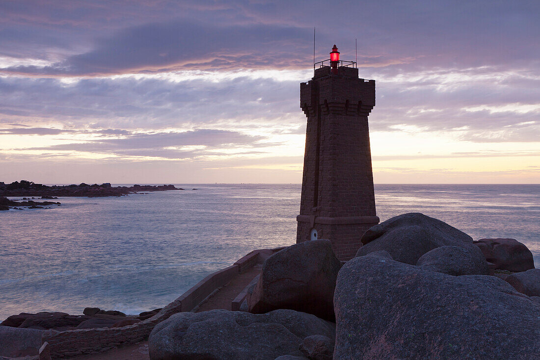 Lighthouse Meen Ruz, Ploumanach, Cote de Granit Rose, Cotes d'Armor, Brittany, France, Europe