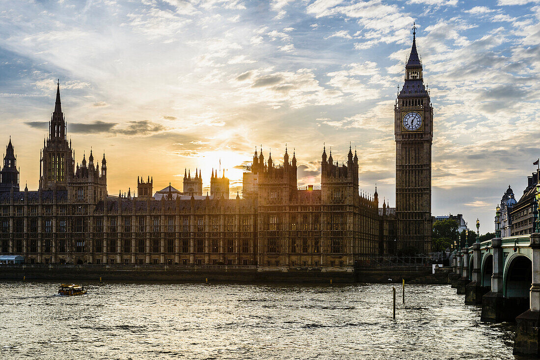Sun setting over Houses of Parliament, London, United Kingdom, London, London, United Kingdom