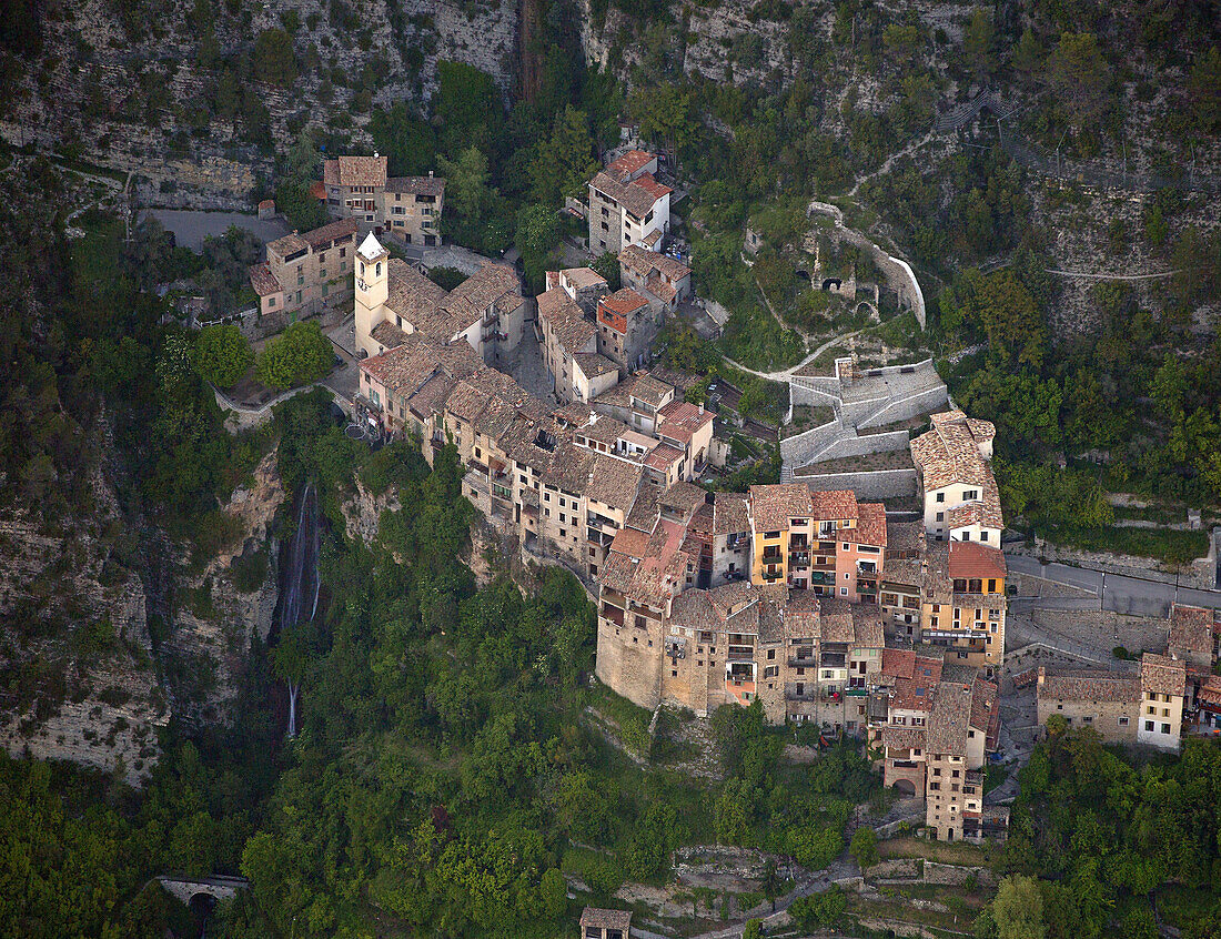 France, Alpes-Maritimes (06), Touët-sur-Var village perched above the Var valley, clinging to a rocky outcrop (aerial photo)
