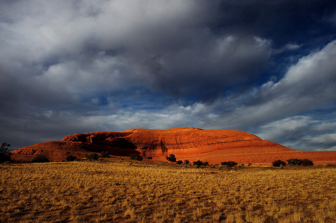 SANDSTONE HILL ON PLATEAU, MOAB REGION, UTAH, USA